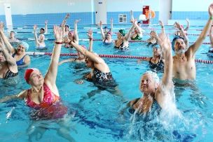 Plávanie v bazéne môže pomôcť zabrániť poškodeniu kĺbov