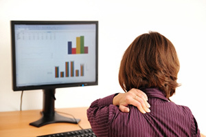 Cervikálna osteochondróza u ženy sediacej za počítačom